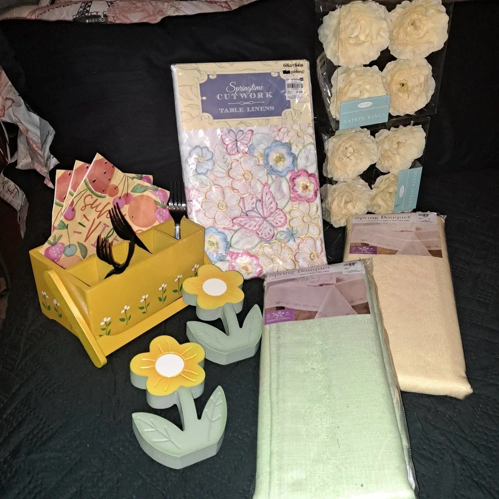NIB-Celebrate Spring The Christmas Tree Shops Way!! Tablecloths Flower Napkin